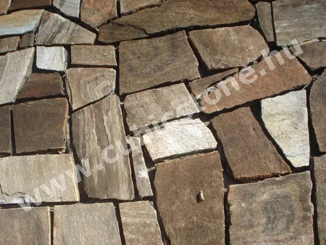 szabálytalan barna gneisz kerítés burkolat