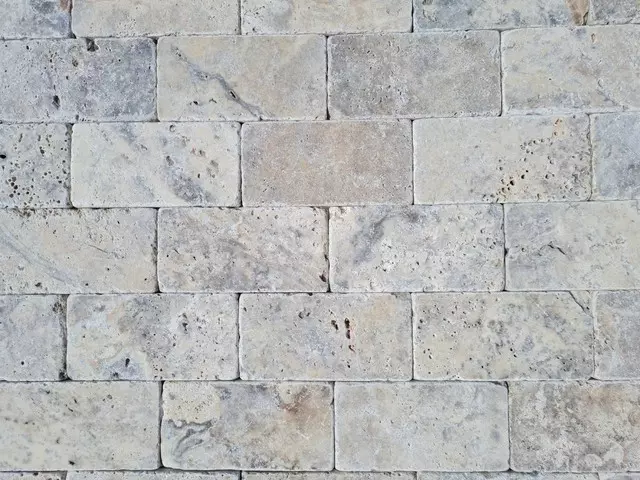 antikolt szürke travertin beltéri vágott kő falburkolat