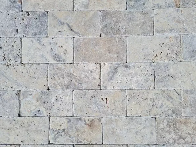 antikolt szürke travertin beltéri vágott kőburkolat antikolt szürke travertin beltéri vágott kőburkolat