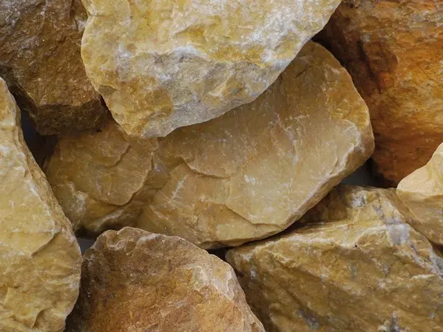 arany-okkker márvány gabion kő