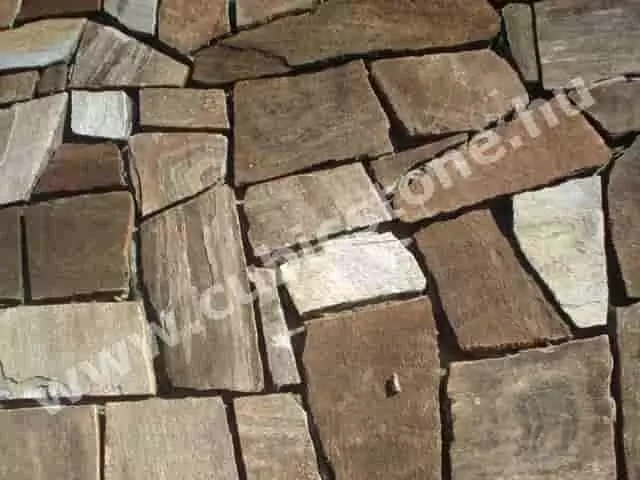 barna gneisz kerítés kő elemek