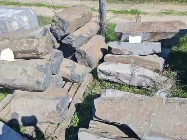 bazalt ágyásszegély kőből