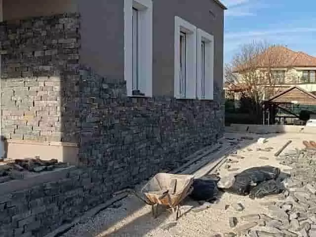bazalt kőtégla főfalon bazalt kőtégla főfalon