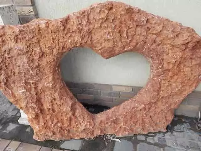egyedi gyártású vörös márvány kő fejfa