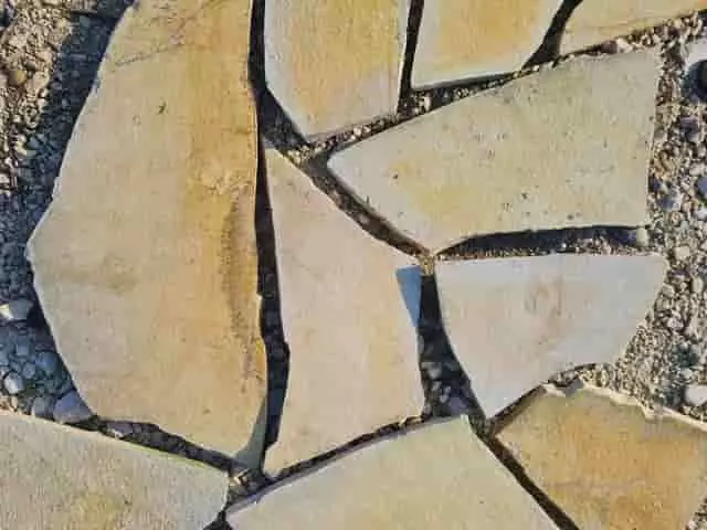 egyenetlen mészkő teraszburkoló kövek