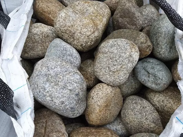 koptatott, gránit görgeteg kövek