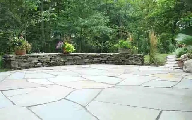 Kézi megmunkálású kövek – egyedi felület, hagyományos megjelenés kültérre Kézi megmunkálású kövek – rusztikus hangulatot és természetes formavilágot kínálnak