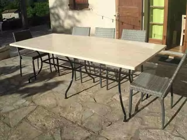 kő asztallap kerti kiülőben