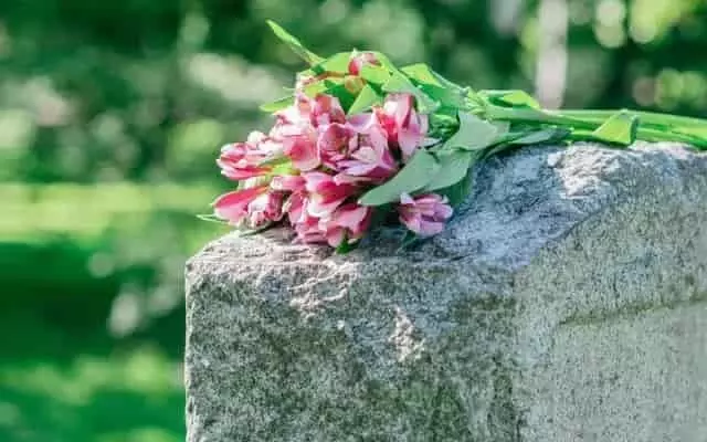 Kő fejfa – hosszú távon is méltó emléket állít az elhunytnak Kő fejfa – a hagyományos magyar sírjel és a kő természetes formavilágának ötvözete