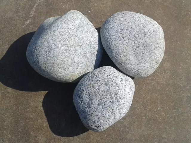 nagyméretű, koptatott gránit görgeteg kövek
