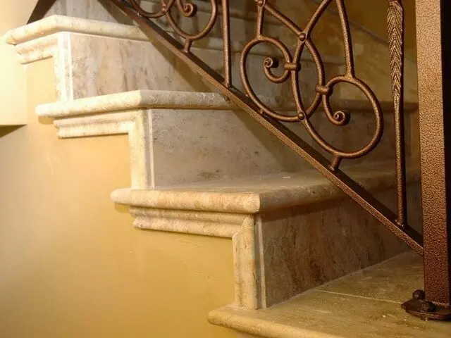 travertin mészkő lépcsőburkolat