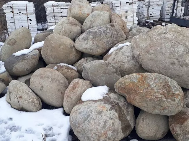 nagyméretű görgeteg kövek