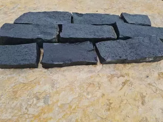 nedves hatású antracit bazalt burkolat fekete szemcsékkel nedves hatású antracit bazalt burkolat fekete szemcsékkel
