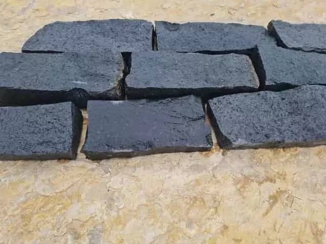 nedves hatású, vékony fekete bazalt kőtégla nedves hatású, vékony fekete bazalt kőtégla