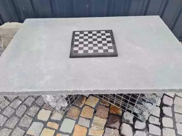 négyzet alakú kő asztallap