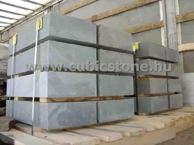 szürke lángkezelt tömbök