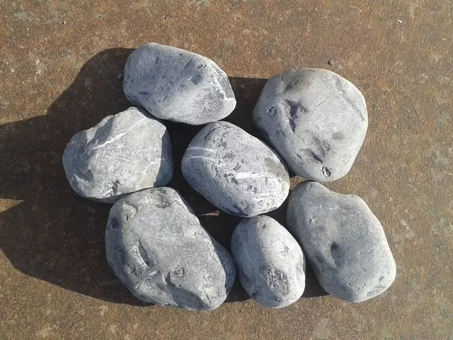 szürkés fekete márvány görgeteg kövek