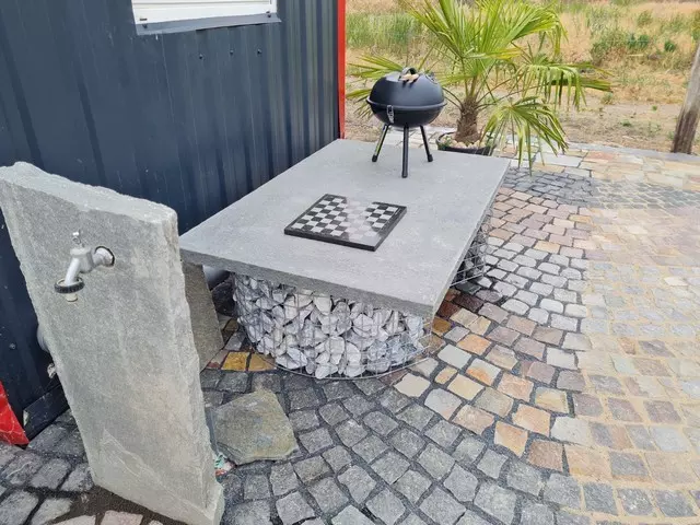 téglalap alakú kő asztal