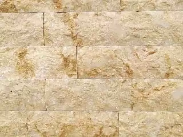 terra sárga mészkő kerítés burkolat