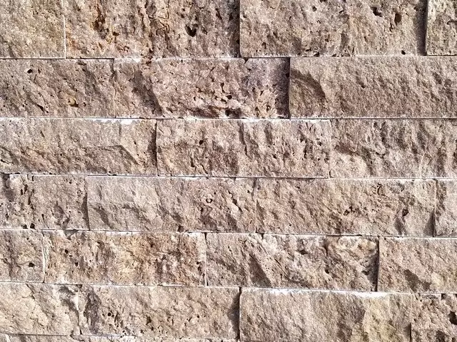 travertin terra barna roppantott kő falburkolat