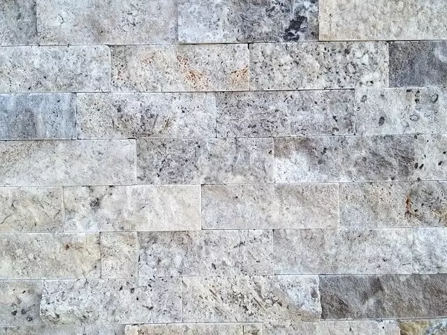 travertin terra ezürt roppantott kő falburkola