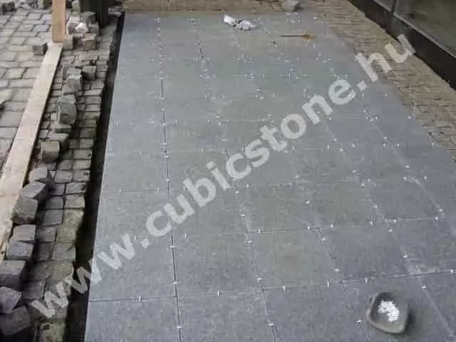 vágott, lángkezelt elemek