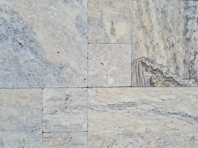 vágott, szürke, antikolt travertin beltéri vágott kőburkolat vágott, szürke, antikolt travertin beltéri vágott kőburkolat