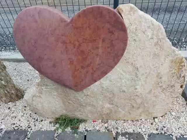 vörös márvány szív alakú kő fejfa mészkő sziklán vörös márvány szív alakú kő fejfa mészkő sziklán