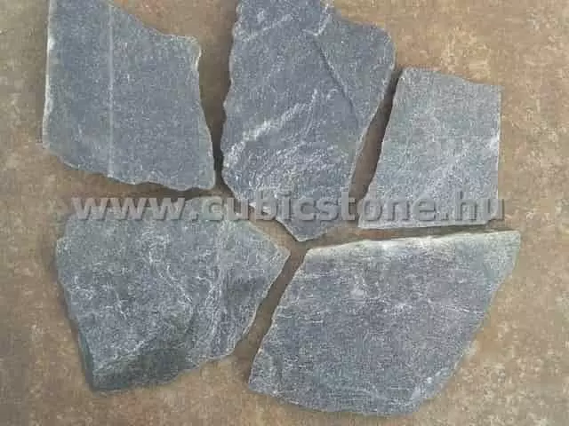 zöld, kisméretű, aszimmetrikus gneisz kő zöld, kisméretű, aszimmetrikus gneisz kő